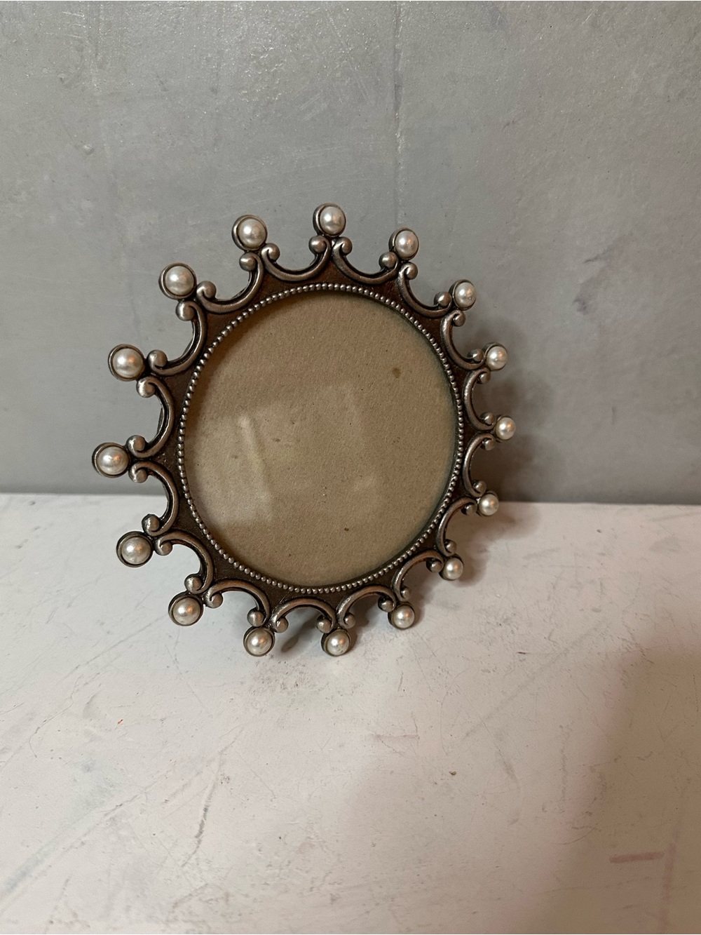 MINI ROUND PICTURE FRAME PEWTER WITH PEARL ACCENTS - Picture 3 of 6